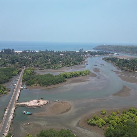 Hotel The Mangrove Achra Esterno foto