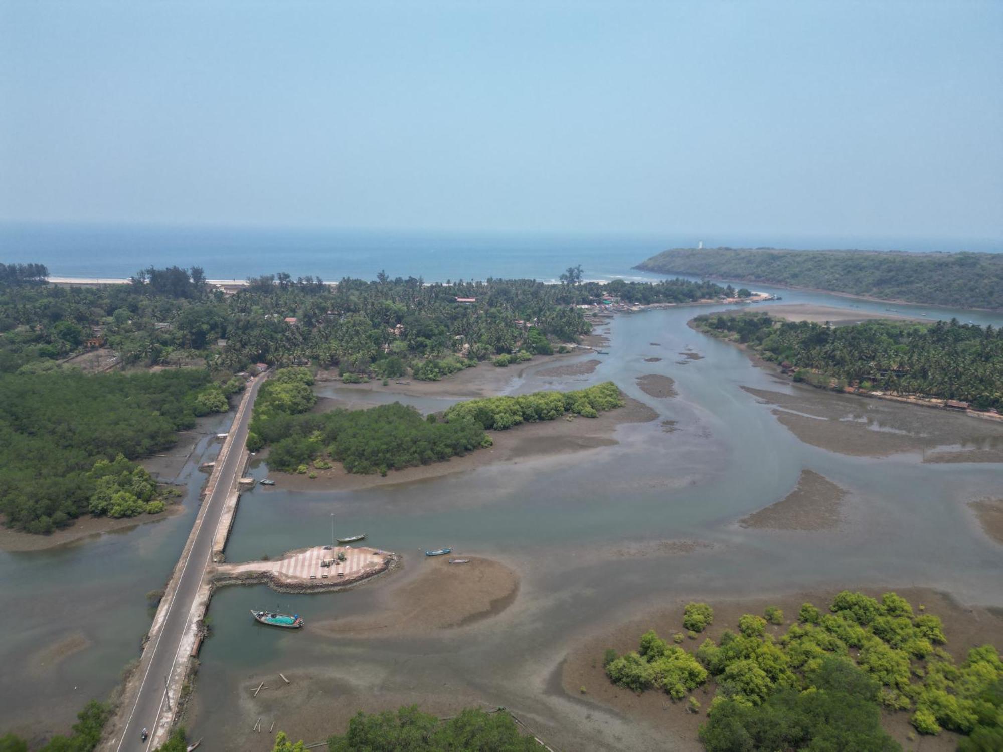 Hotel The Mangrove Achra Esterno foto